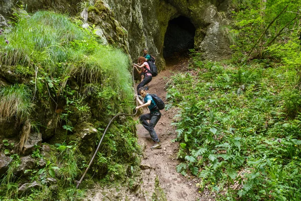 Escursionisti aggrappati ad un cavo di sicurezza — Foto Stock