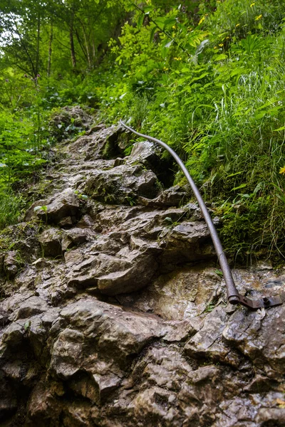 Hegyi ösvény biztonsági kábellel — Stock Fotó