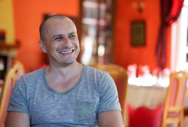 Beyaz adam bir restoranda oturan