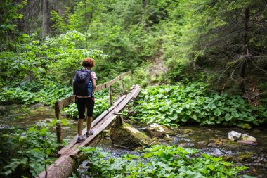 Kadın nehri geçiyor.