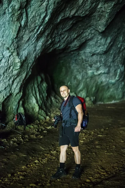 Fotograf macht Aufnahmen in einer Höhle — Stockfoto