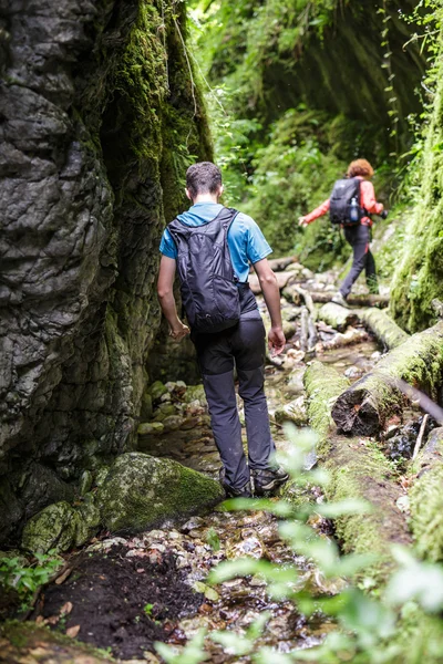 Hikers walking through a beautiful canyon — Stock Photo, Image