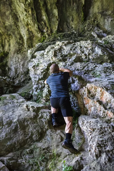 Homem escalando na montanha rochosa — Fotografia de Stock