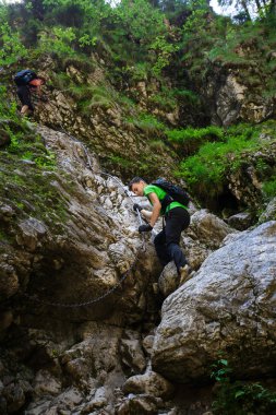 yürüyüşçüler zor izinde sırt çantaları ile