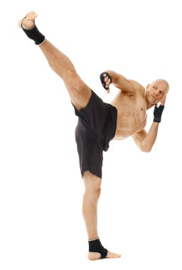 Güçlü bir tekme yürütme kick boks şampiyonu