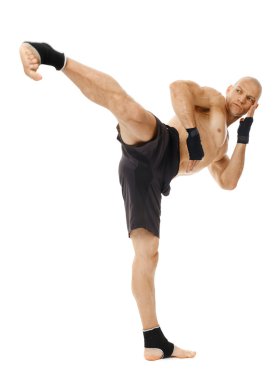 Güçlü bir tekme yürütme kick boks şampiyonu