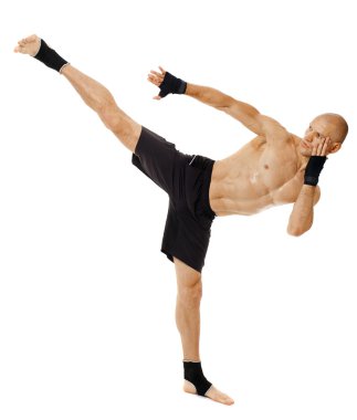 Güçlü bir tekme yürütme kick boks şampiyonu