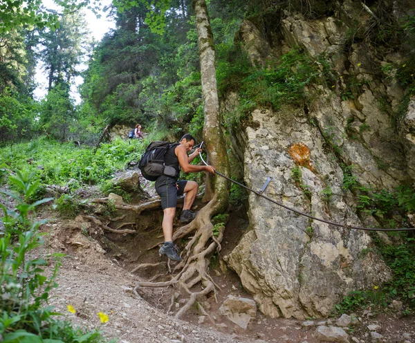 Randonneurs sur un sentier escarpé — Photo