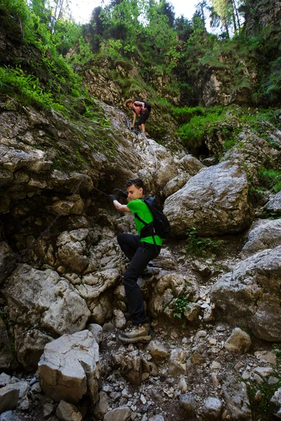 Excursionistas con mochilas en camino difícil —  Fotos de Stock