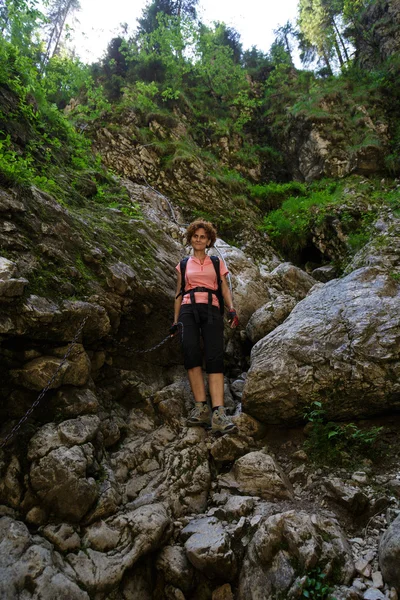 Mulher em uma trilha difícil — Fotografia de Stock