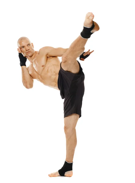 Kickboxer executando um chute poderoso — Fotografia de Stock