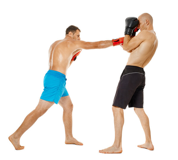Два бойца в кикбоксе спарринг
