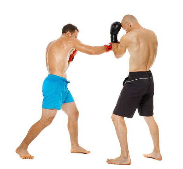 Два бойца в кикбоксе спарринг
