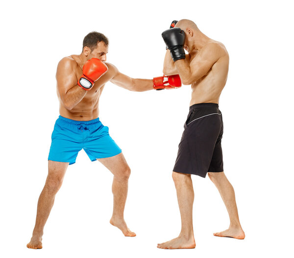 Два бойца в кикбоксе спарринг
