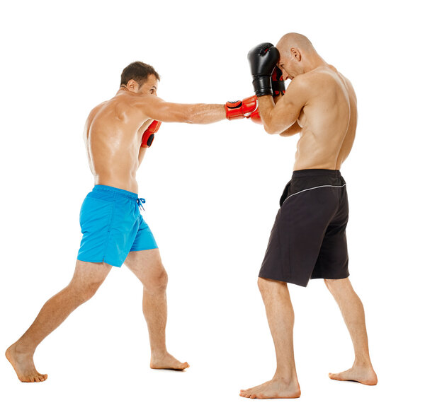 Два бойца в кикбоксе спарринг

