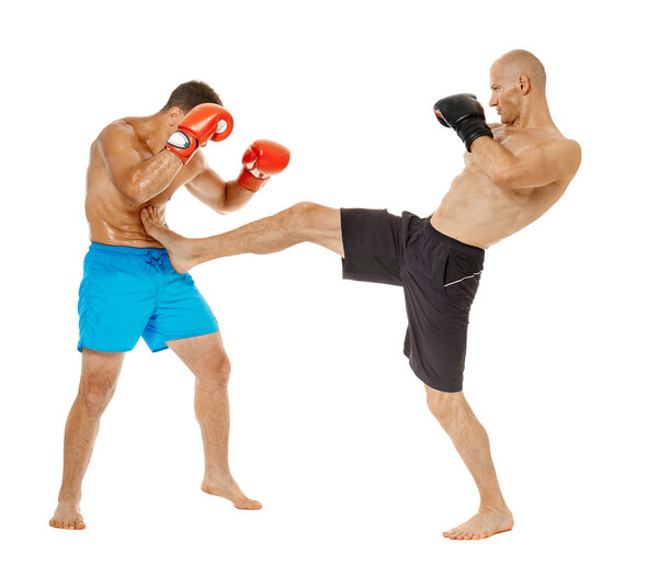 Два бойца в кикбоксе спарринг
