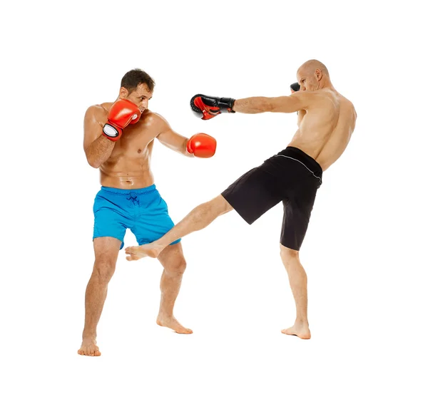 Deux combattants kickbox sparring — Photo