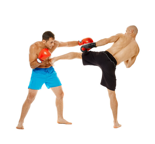 Два бойца в кикбоксе спарринг
