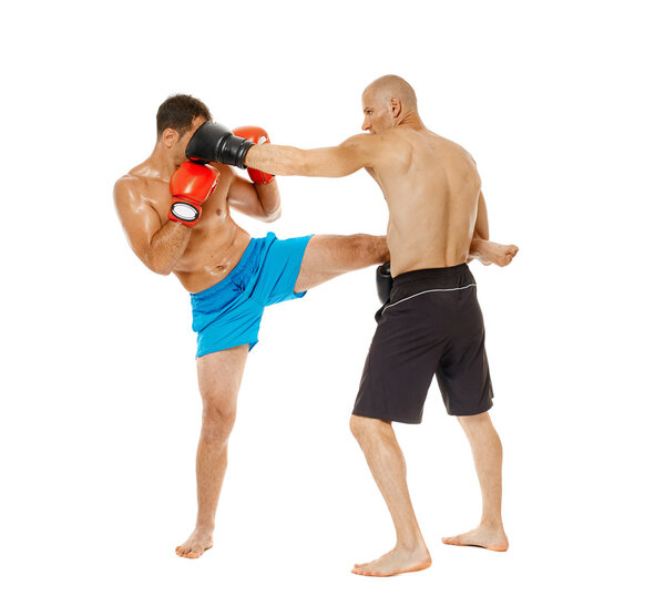 Два бойца в кикбоксе спарринг
