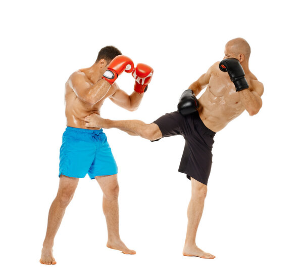 Два бойца в кикбоксе спарринг
