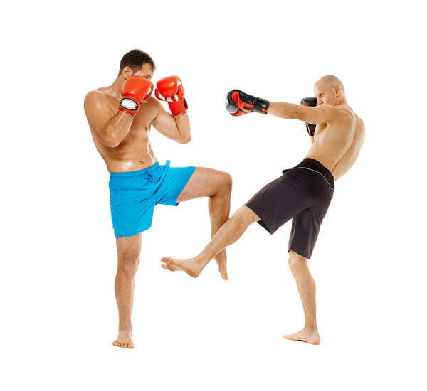 Два бойца в кикбоксе спарринг
