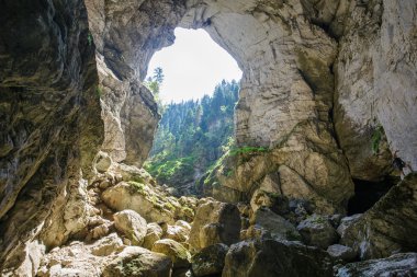 Cetatile Ponorului mağara girişi