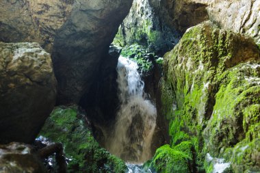 Yeraltı Nehri ve şelale