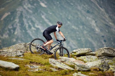 engebeli yollar üzerinde sürme bisikletçi
