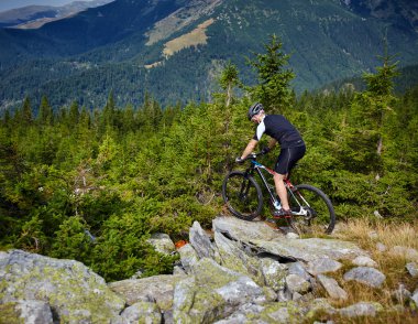 engebeli yollar üzerinde sürme bisikletçi