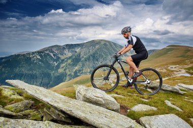 engebeli yollar üzerinde sürme bisikletçi