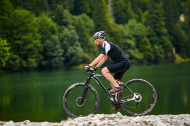 engebeli yollar üzerinde sürme bisikletçi