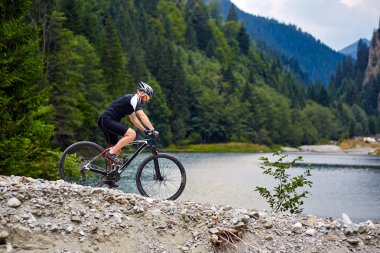 engebeli yollar üzerinde sürme bisikletçi