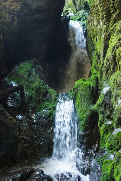 Unterirdischer Fluss und Wasserfall — Stockfoto