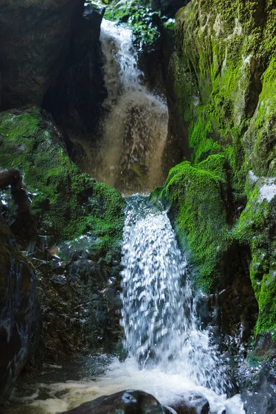 Unterirdischer Fluss und Wasserfall — Stockfoto