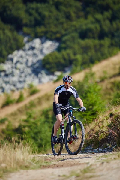 Radfahrer fährt auf zerklüfteten Wegen — Stockfoto