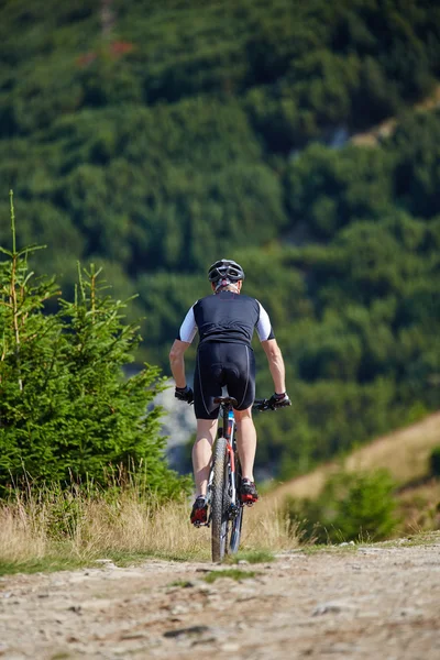 Cyclist  riding on rugged trails — Stock Photo, Image