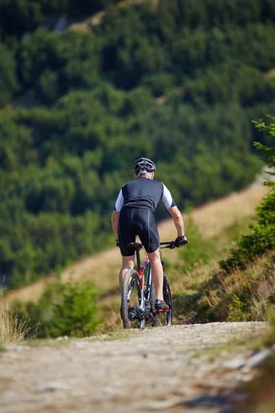 Cyclist  riding on rugged trails — Stock Photo, Image