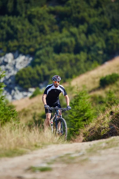 Cyclist  riding on rugged trails — Stock Photo, Image