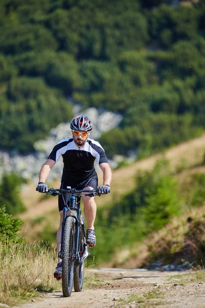 Cyclist  riding on rugged trails — Stock Photo, Image