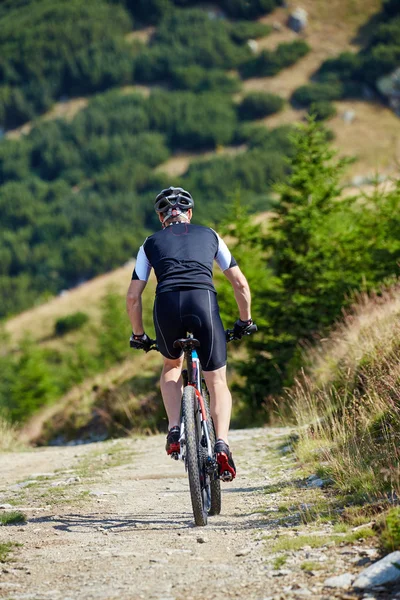 Cyclist  riding on rugged trails — Stock Photo, Image