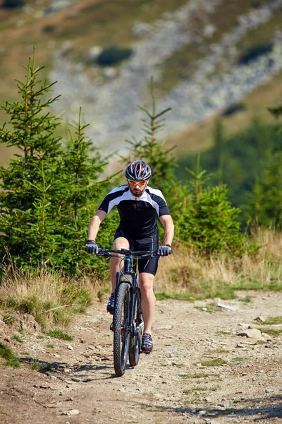 Cyclist  riding on rugged trails — Stock Photo, Image