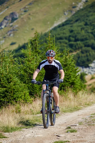 Cyclist  riding on rugged trails — Stock Photo, Image