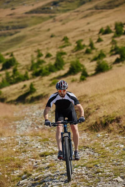 Cyclist  riding on rugged trails — Stock Photo, Image