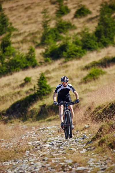 Cyclist  riding on rugged trails — Stock Photo, Image