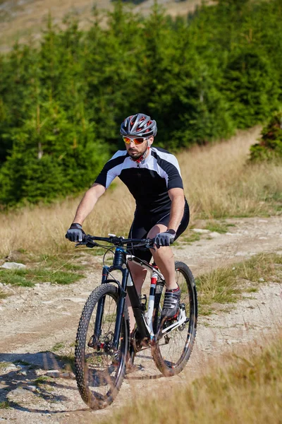 Cyclist  riding on rugged trails — Stock Photo, Image