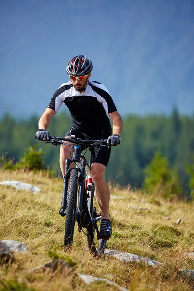 Cyclist  riding on rugged trails — Stock Photo, Image