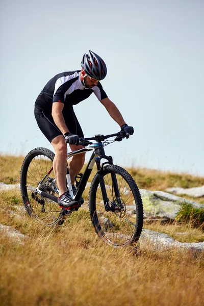 Cyclist  riding on rugged trails — Stock Photo, Image