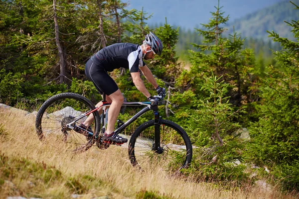 Cyclist  riding on rugged trails — Stock Photo, Image