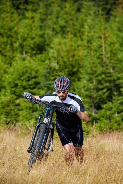 Cyclist  riding on rugged trails — Stock Photo, Image