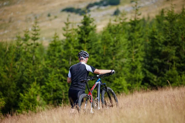 Cyclist  riding on rugged trails — Stock Photo, Image